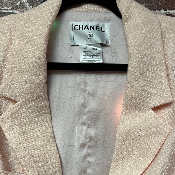 Chanel Jackets & Blazers - Authentic Chanel Vintage 02P Pale Pink Bouclé Tweed Zip Jacket - Size 38